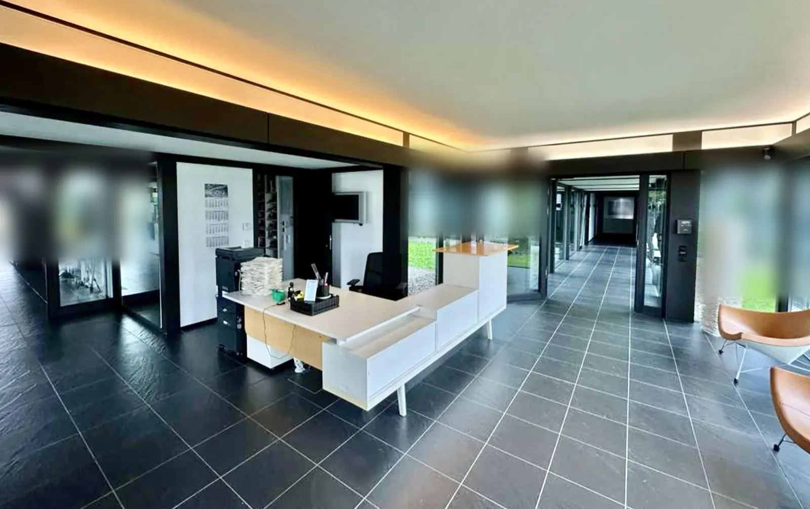TRS1060BEA – Reception con illuminazione indiretta.