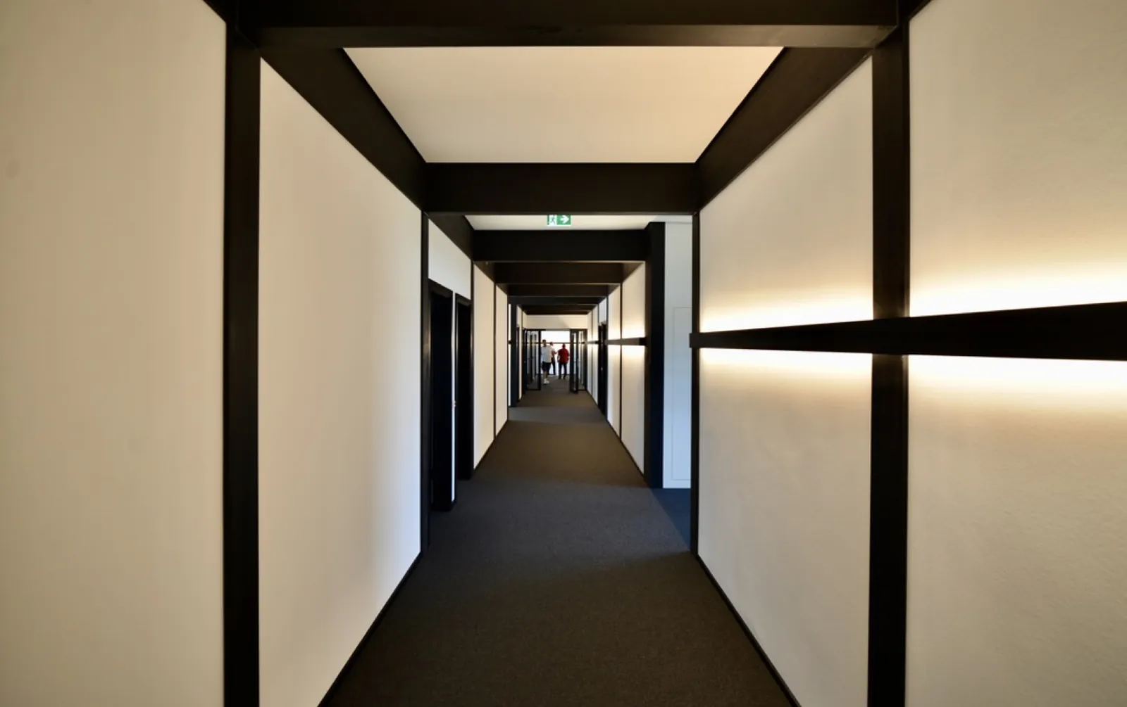 TRS1060BEA – Corridoio con fascia luminosa integrata.