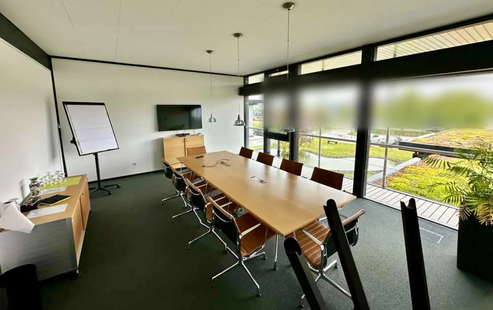 TRS1060BEA – Sala conferenze al piano superiore con vista sul tetto verde.
