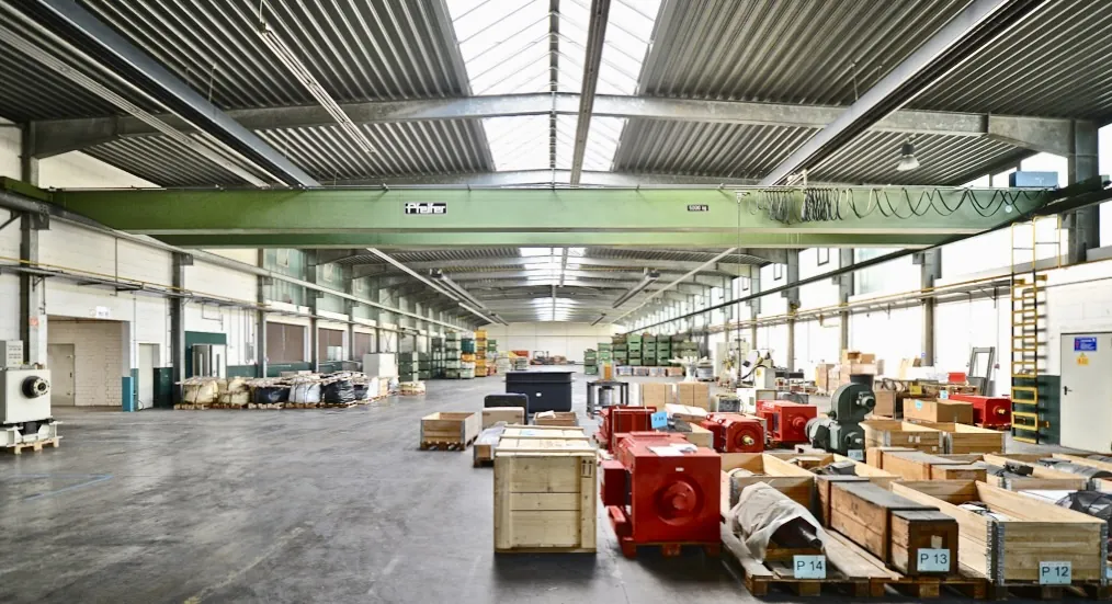 TRS2336CSC5 – Attività di magazzino con il carroponte bitrave verde Pfeifer (5 t).