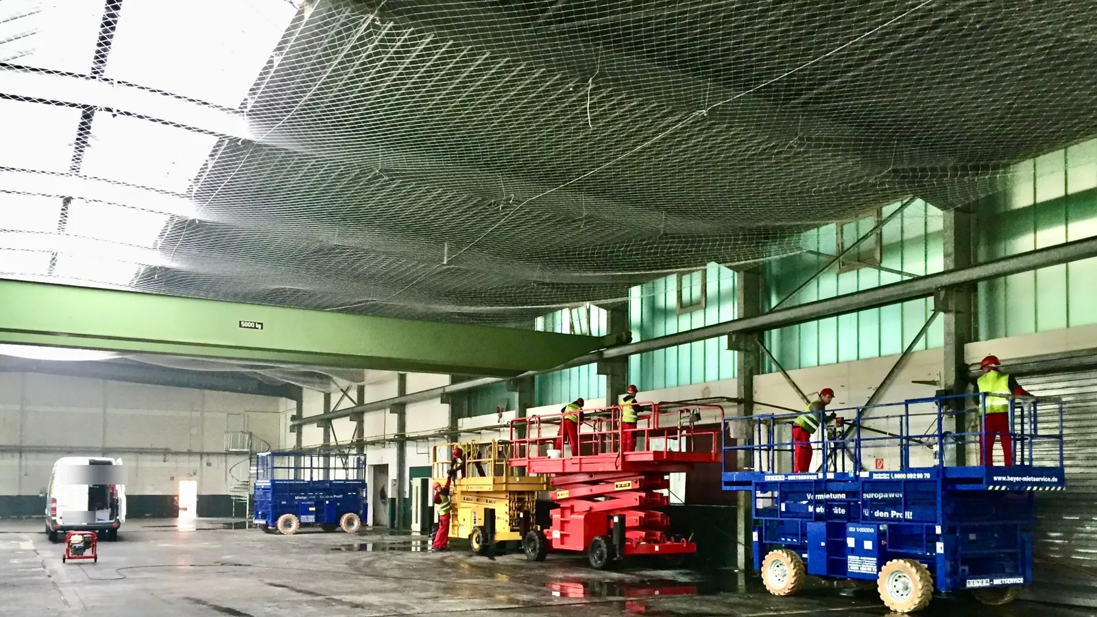 TRS2336CSC5 – Reti anticaduta sotto l’intera copertura, montate da piattaforme di lavoro elevabili.