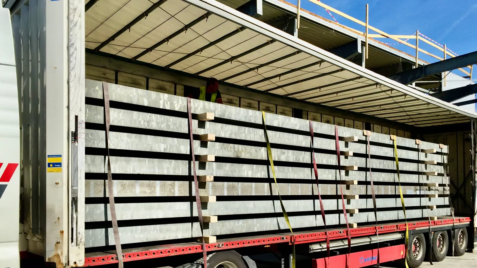 TRS2336CSC5 – Lamiere grecate a tre campate, lunghe ca. 17 m, fissate per il trasporto.