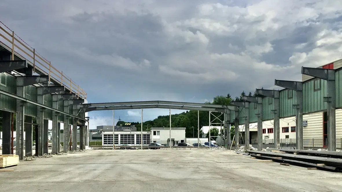 TRS2336CSC5 – Entrambi i capannoni con carroponte durante lo smontaggio: area ordinata, componenti depositati di lato.
