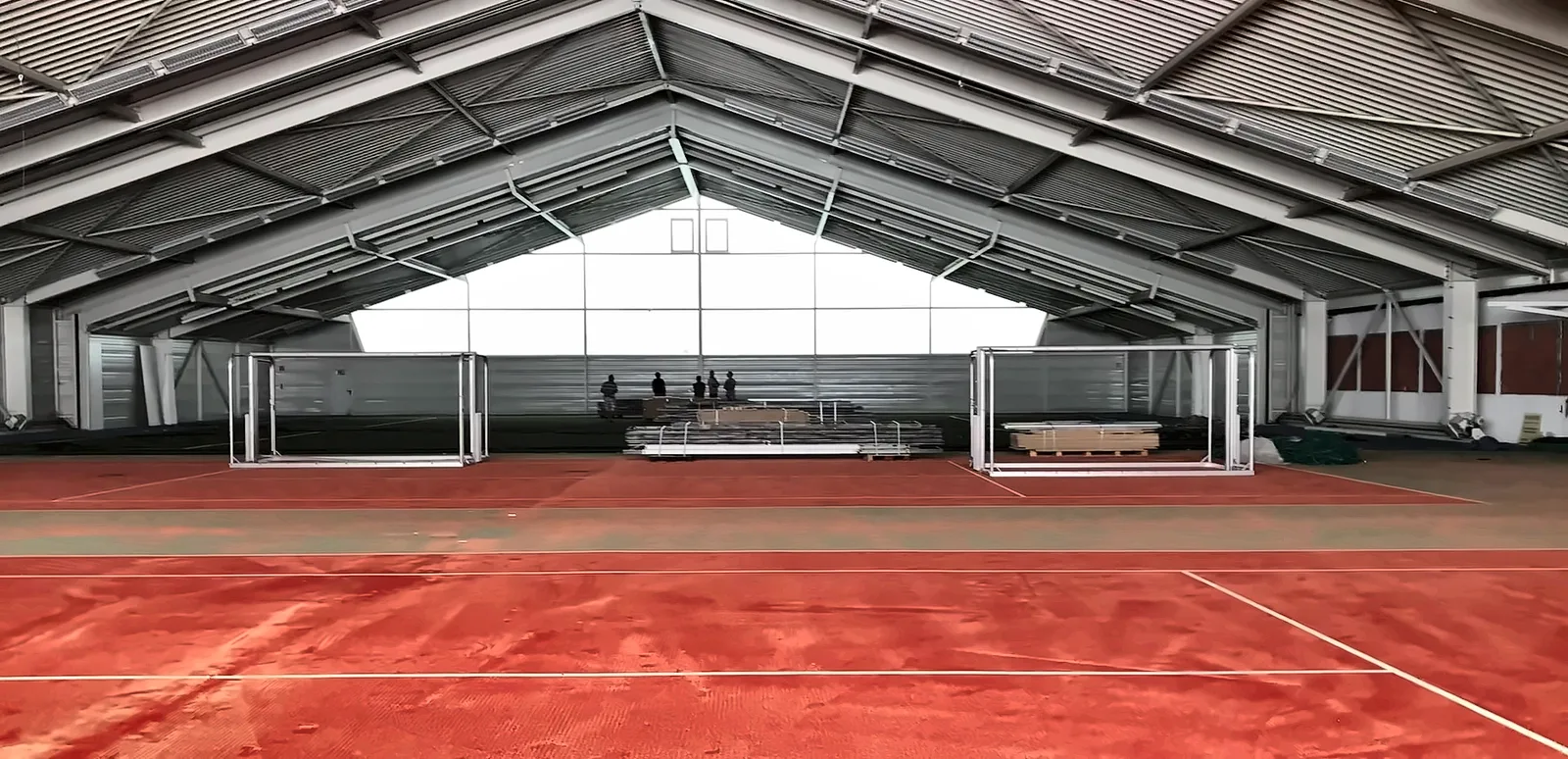 TRS2554RSH – Buts de football mobiles sur les courts de tennis – vue sur la section complète des portiques jusqu’au pignon vitré.