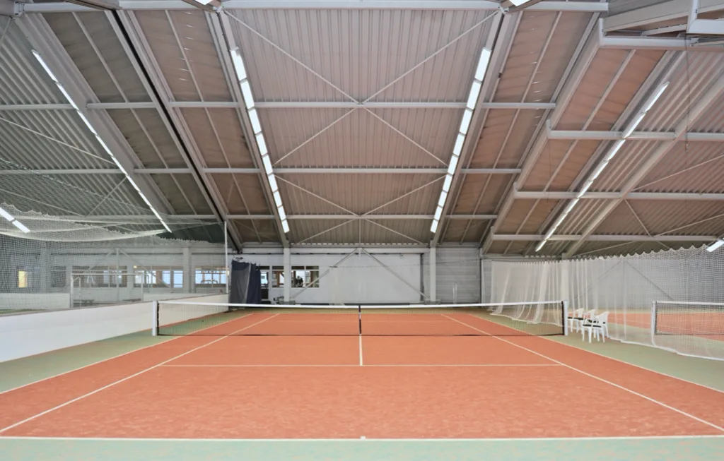 TRS2554RSH – Zones de rive le long des longs pans, avec filets de séparation et places assises.