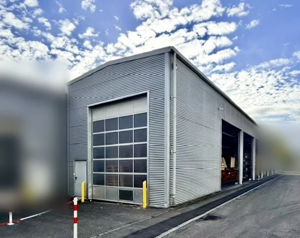 TRS263CS – Timpano est con portone sezionale 4,00 × 4,50 m e porta pedonale, copertura a due falde 5°.