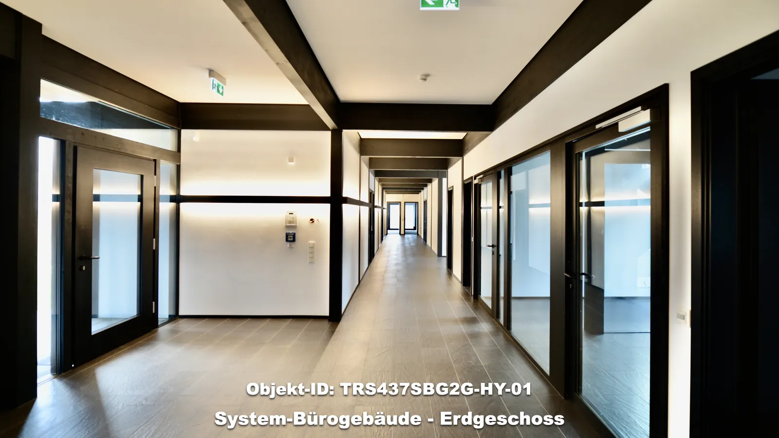 TRS437SBG2G – Corridoio al piano terra con fasce luminose.