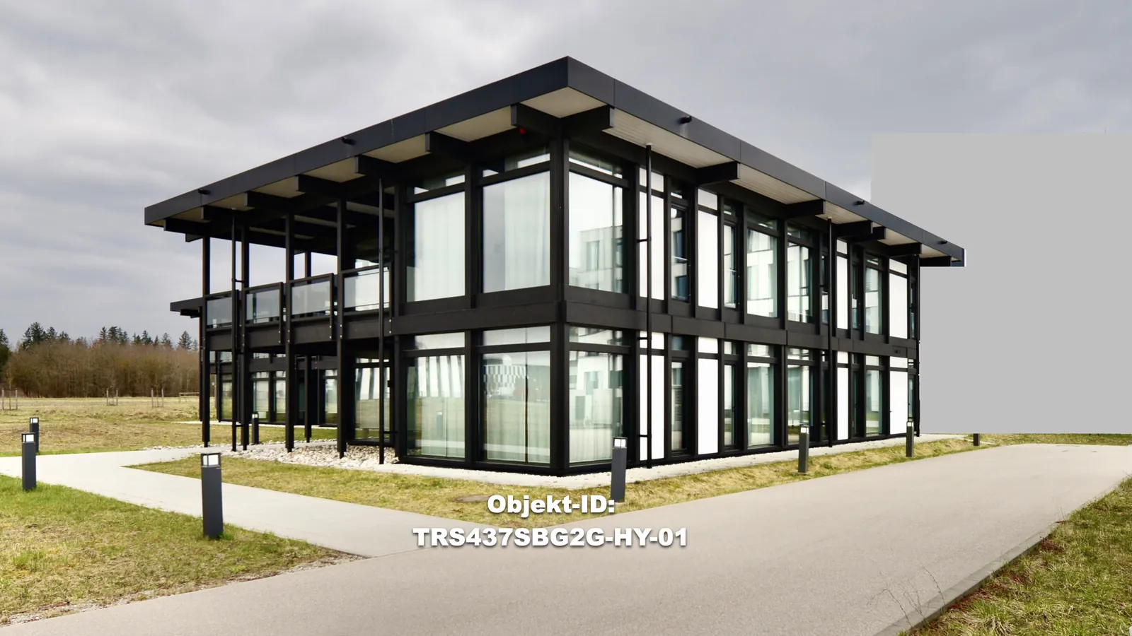 TRS437SBG2G – Lato lungo con balcone e parapetto in vetro.