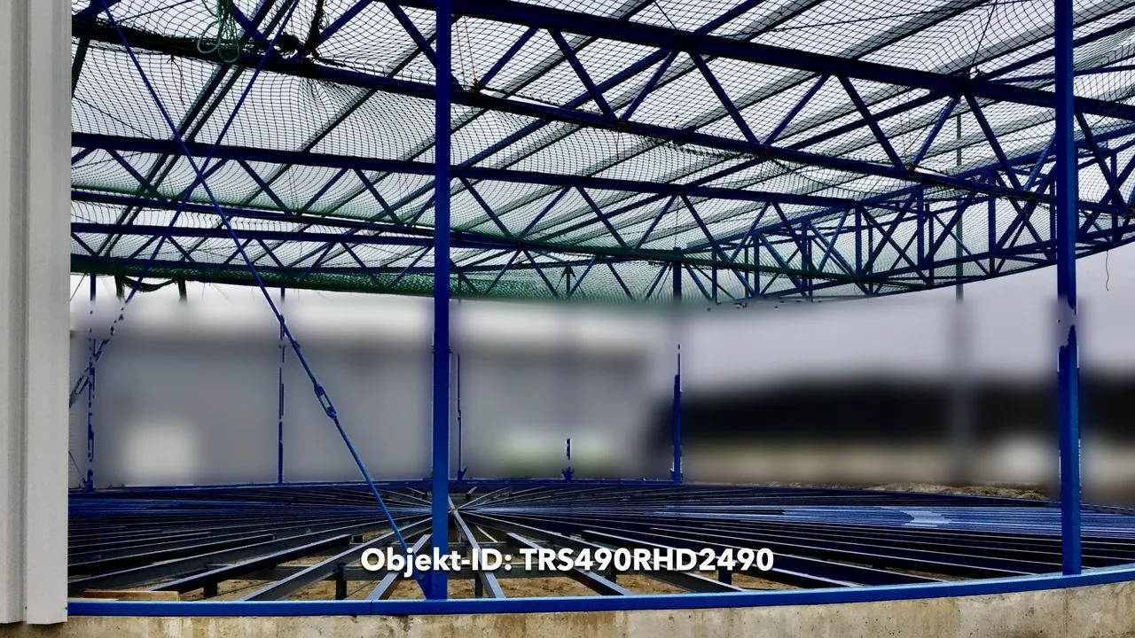 TRS490RHD2490 – Looking up at the roof structure of steel trusses.