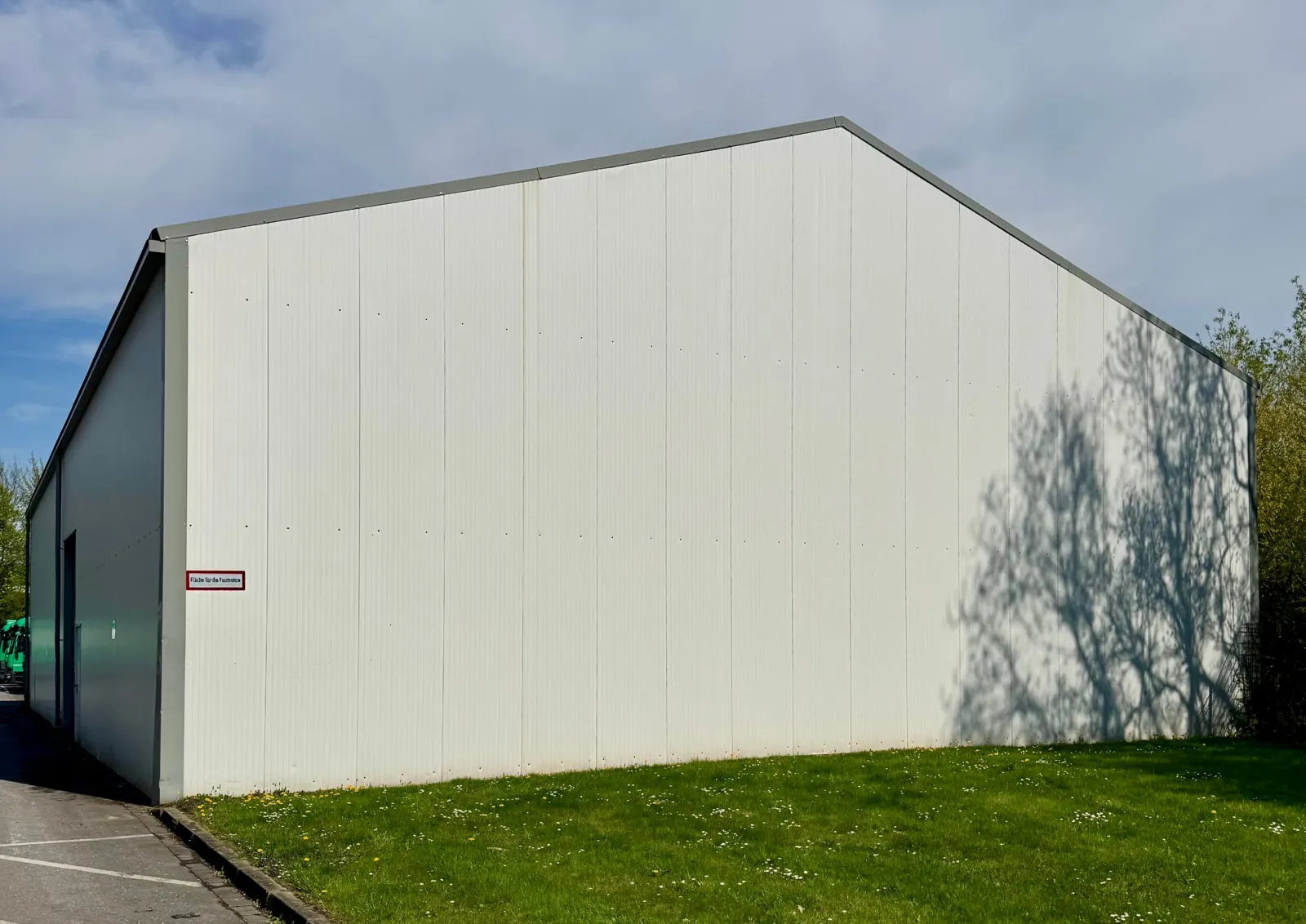 TRS526CS – Geschlossene Giebelwand aus Sandwichpaneelen.