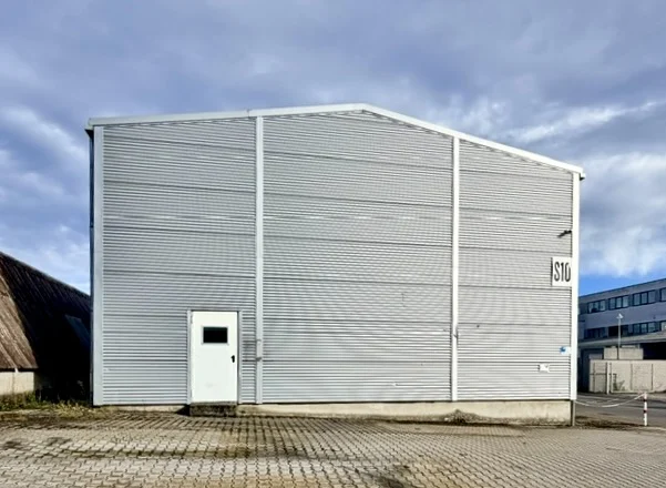 TRS559CS – Timpano con porta di emergenza e parete lunga, copertura a due falde 10°.