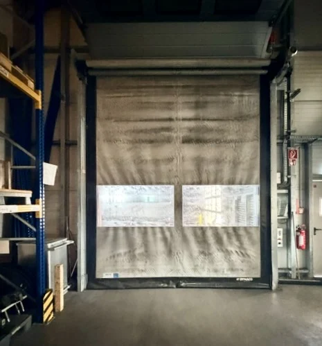 TRS559CS – Timpano con portone sezionale 3,50 × 4,00 m e porta rapida davanti.