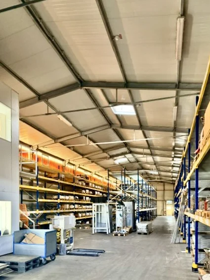 TRS559CS – Interno: capannone senza pilastri con telai, tiranti ed evacuatore.