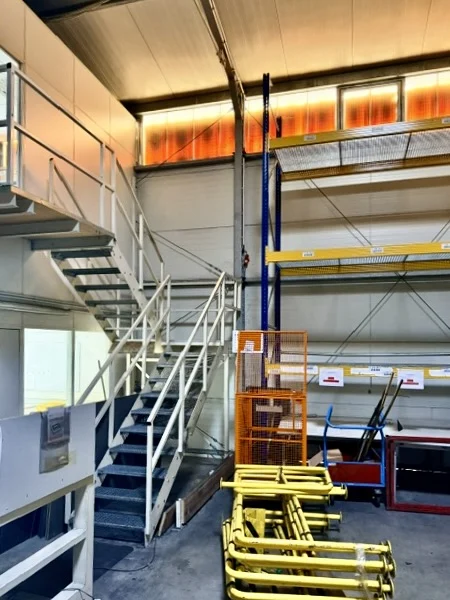 TRS559CS – Nastro luminoso sotto la gronda con correnti di davanzale e architrave.