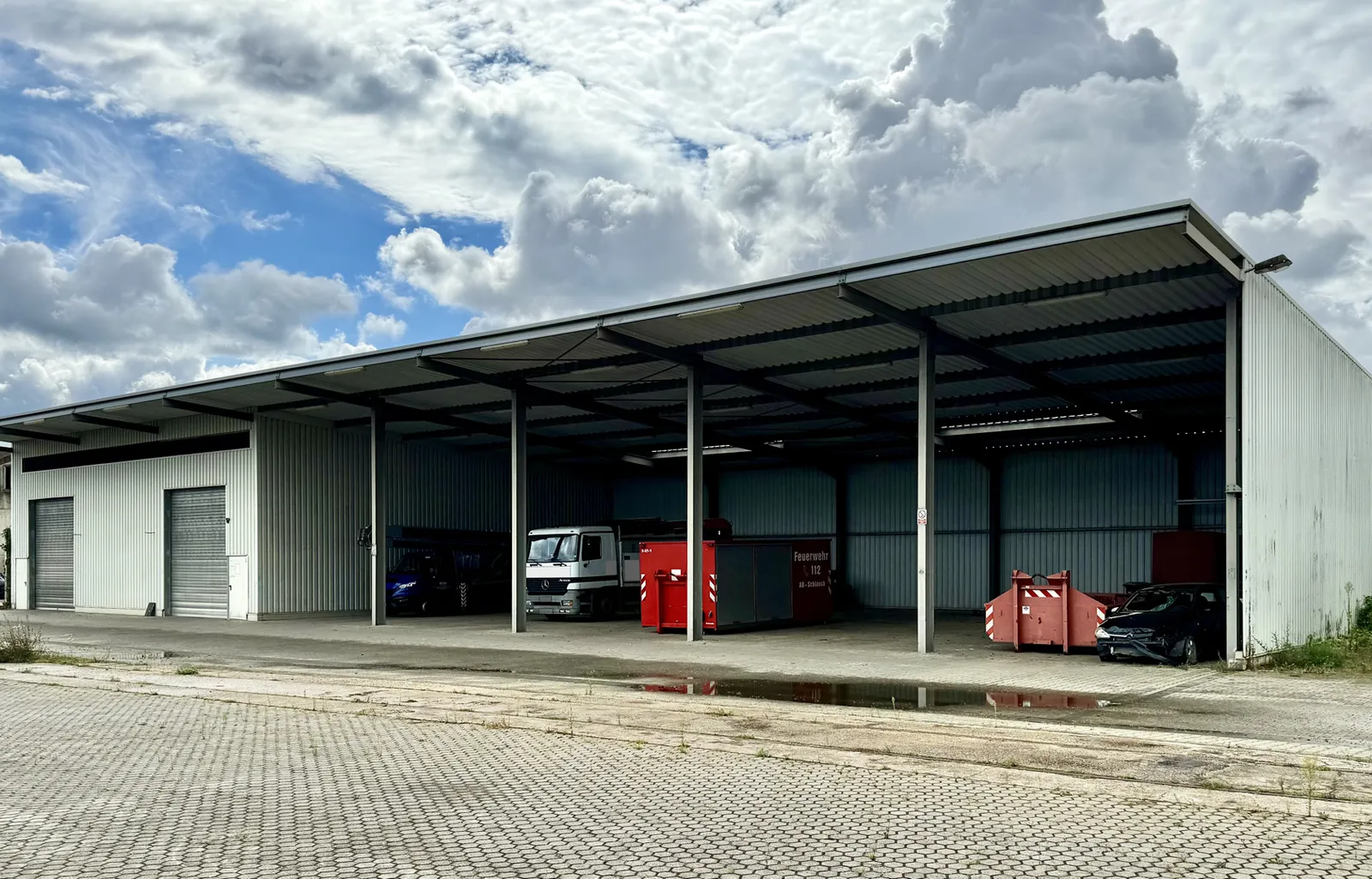 TRS802CSHRP – gebrauchte Stahlhalle mit Pultdach und Vordach, 16,70 × 48,00 m, im Bestand.