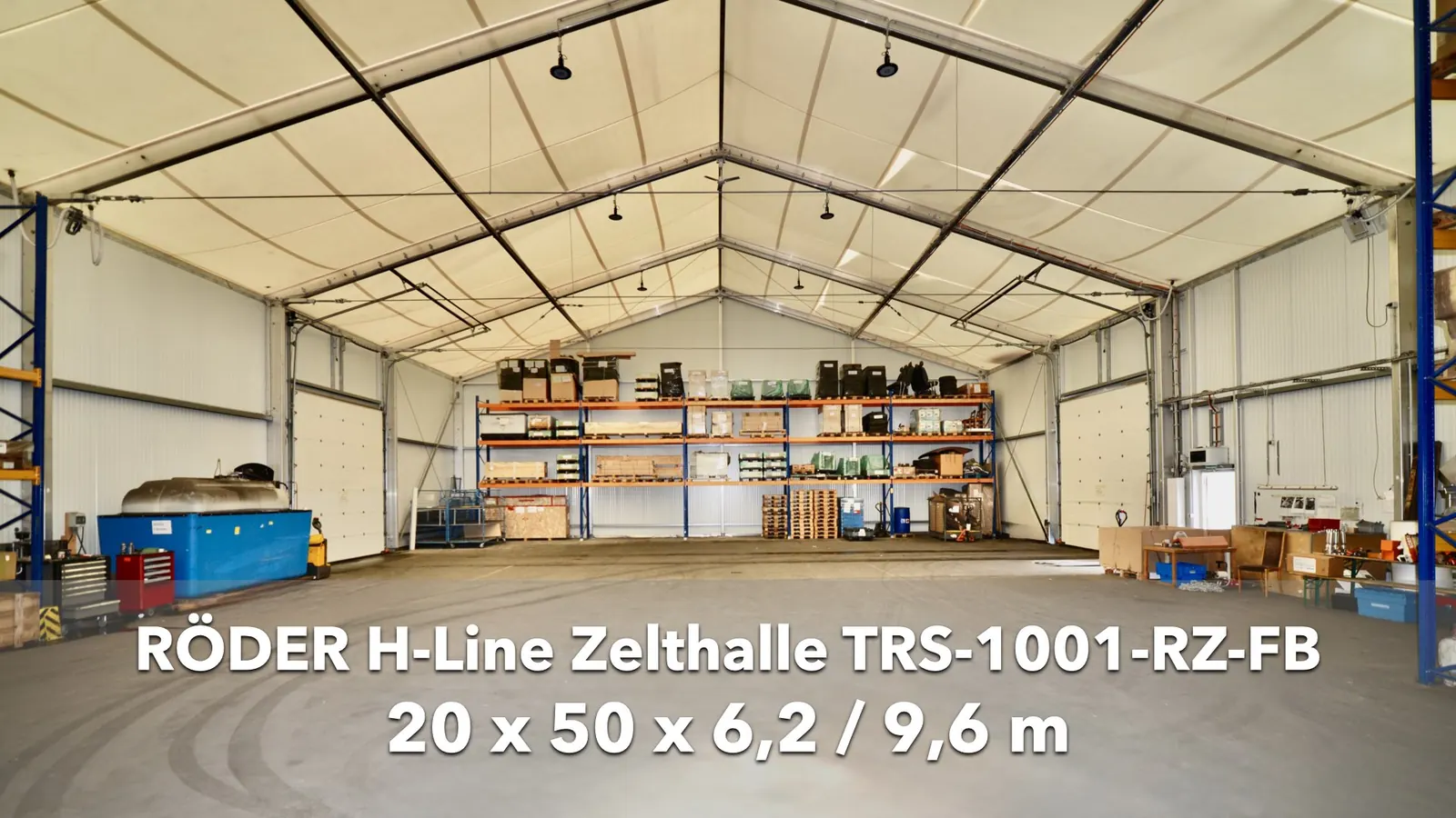 TRS-1001-RZ-FB – Interno in esercizio: telai in alluminio, portoni e lampade LED a sospensione – 20 × 50 m, gronda 6,20 m, colmo ca. 9,6 m.