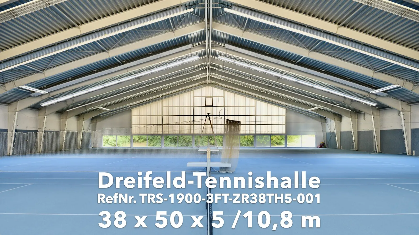 TRS-1900-3FT-ZR38TH5-001 – Interior in tennis use: wide-span steel frames with a glazed band in the gable – approx. 38 × 50 m, eaves approx. 5 m, ridge approx. 10.8 m.